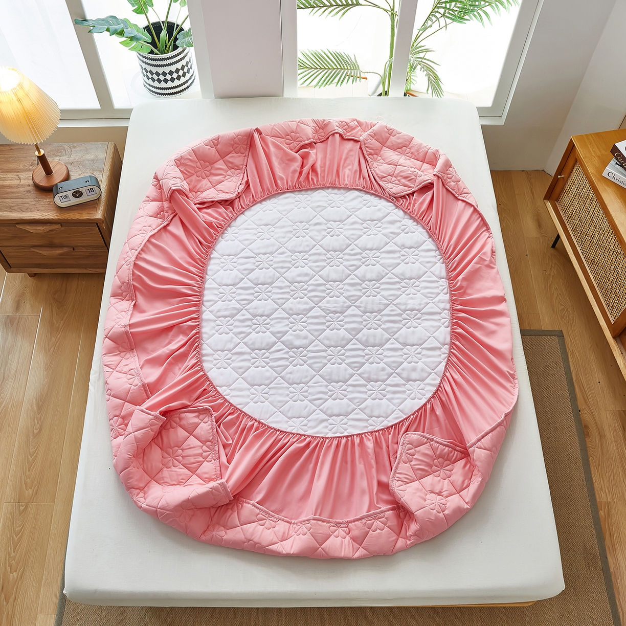 91家纺网 家纺一手货源 找家纺 风蝴蝶 2025新款磨毛夹棉防水床笠跨境电商床垫保护罩隔尿保护套 四叶草-樱花粉