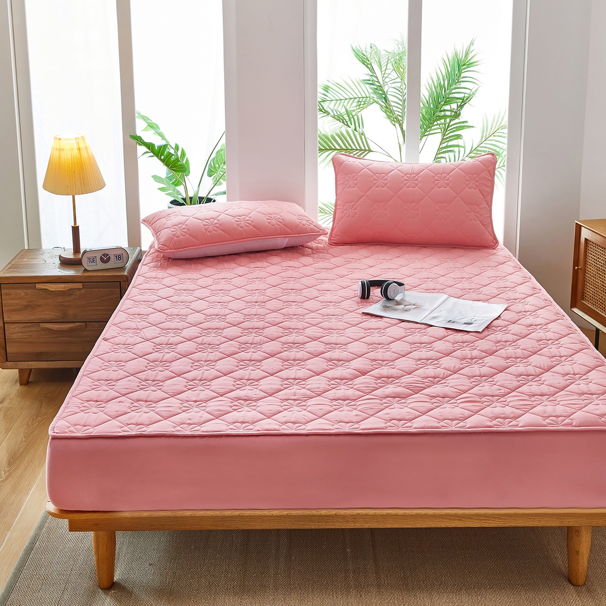 91家纺网 家纺一手货源 找家纺 风蝴蝶 2025新款磨毛夹棉防水床笠跨境电商床垫保护罩隔尿保护套 四叶草-樱花粉