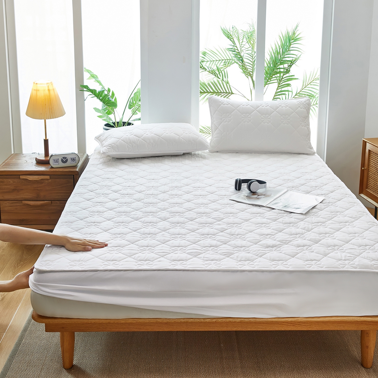 91家纺网 家纺一手货源 找家纺 风蝴蝶 2025新款磨毛夹棉防水床笠跨境电商床垫保护罩隔尿保护套 四叶草-牛奶白