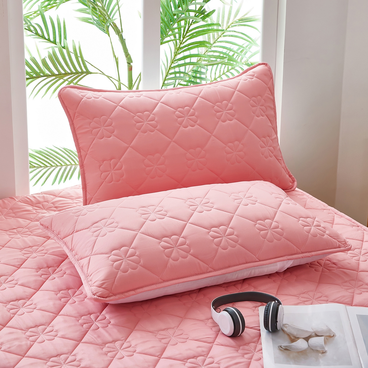 91家纺网 家纺一手货源 找家纺 风蝴蝶 2025新款磨毛夹棉防水床笠跨境电商床垫保护罩隔尿保护套 四叶草-樱花粉