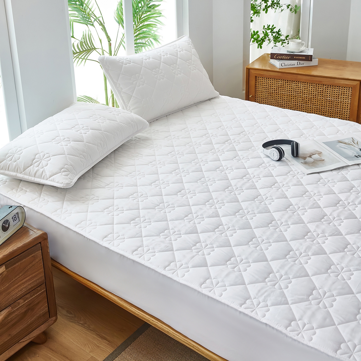 91家纺网 家纺一手货源 找家纺 风蝴蝶 2025新款磨毛夹棉防水床笠跨境电商床垫保护罩隔尿保护套 四叶草-牛奶白