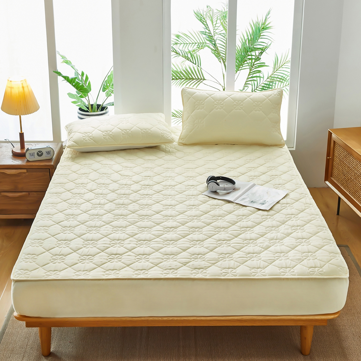 91家纺网 家纺一手货源 找家纺 风蝴蝶 2025新款磨毛夹棉防水床笠跨境电商床垫保护罩隔尿保护套 四叶草-奶咖黄