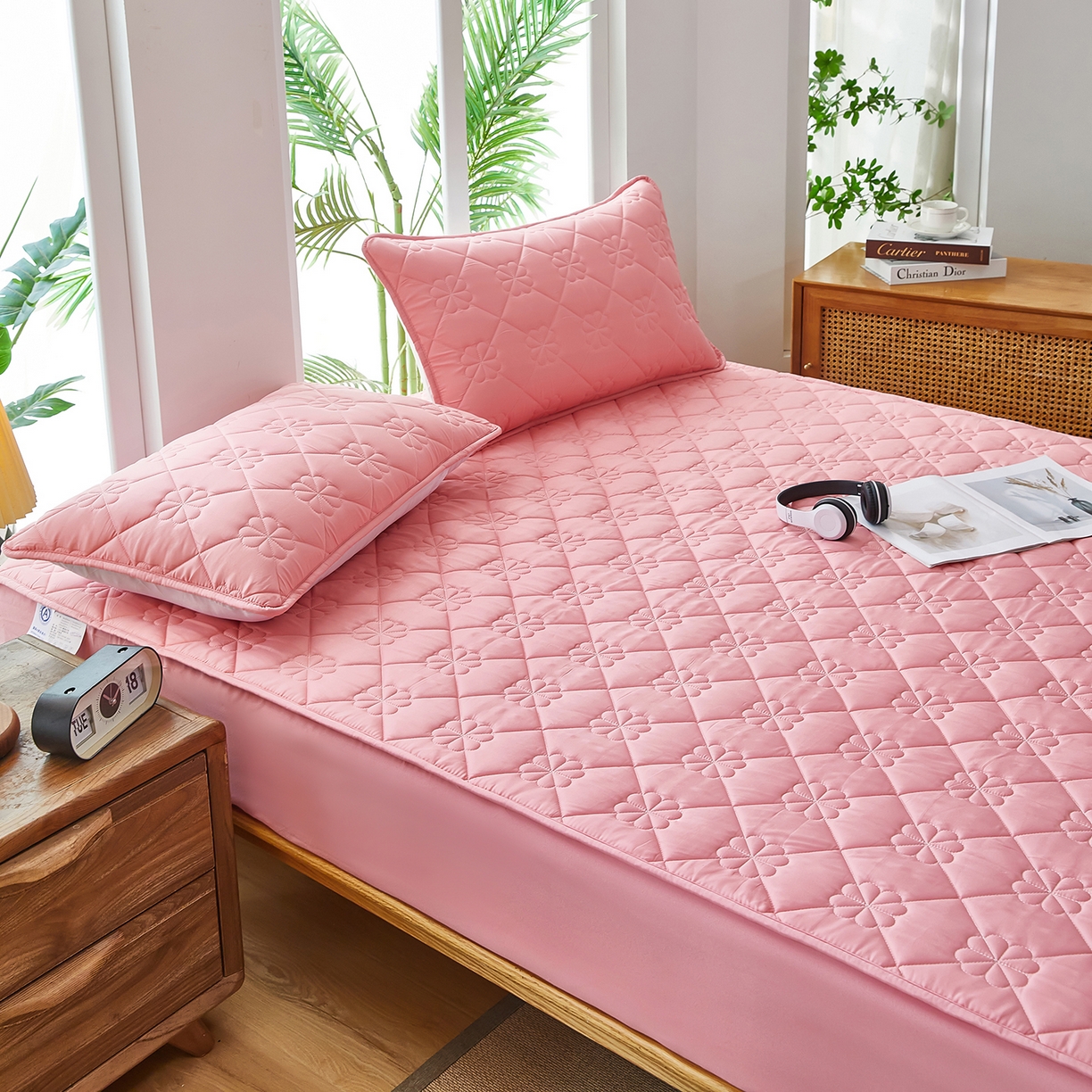 91家纺网 家纺一手货源 找家纺 风蝴蝶 2025新款磨毛夹棉防水床笠跨境电商床垫保护罩隔尿保护套 四叶草-樱花粉