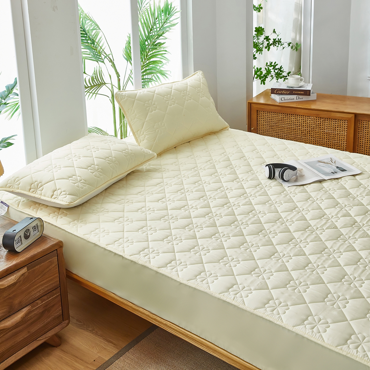 91家纺网 家纺一手货源 找家纺 风蝴蝶 2025新款磨毛夹棉防水床笠跨境电商床垫保护罩隔尿保护套 四叶草-奶咖黄