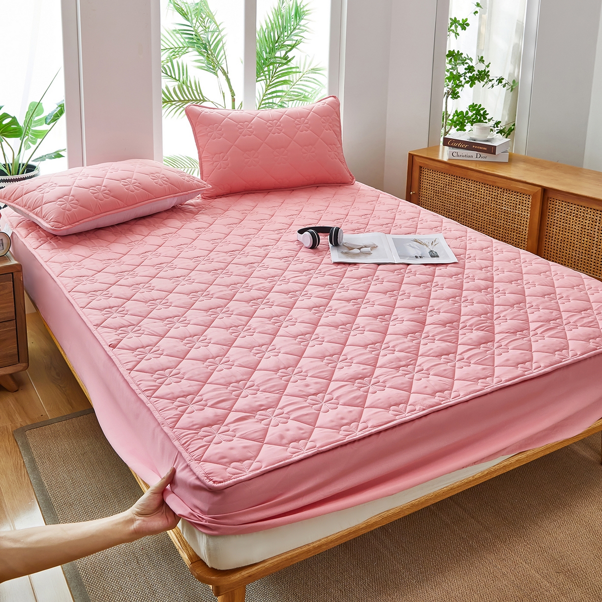 91家纺网 家纺一手货源 找家纺 风蝴蝶 2025新款磨毛夹棉防水床笠跨境电商床垫保护罩隔尿保护套 四叶草-樱花粉