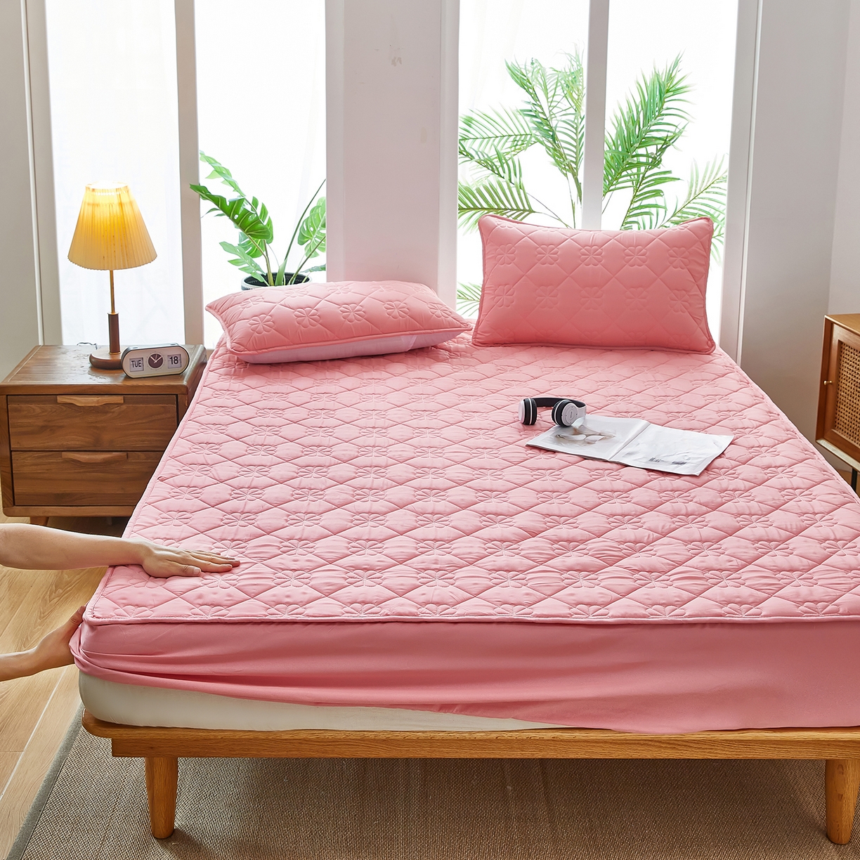 91家纺网 家纺一手货源 找家纺 风蝴蝶 2025新款磨毛夹棉防水床笠跨境电商床垫保护罩隔尿保护套 四叶草-樱花粉