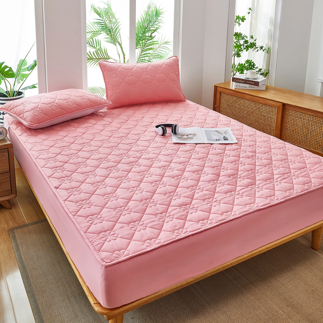 91家纺网 家纺一手货源 找家纺 风蝴蝶 2025新款磨毛夹棉防水床笠跨境电商床垫保护罩隔尿保护套 四叶草-樱花粉