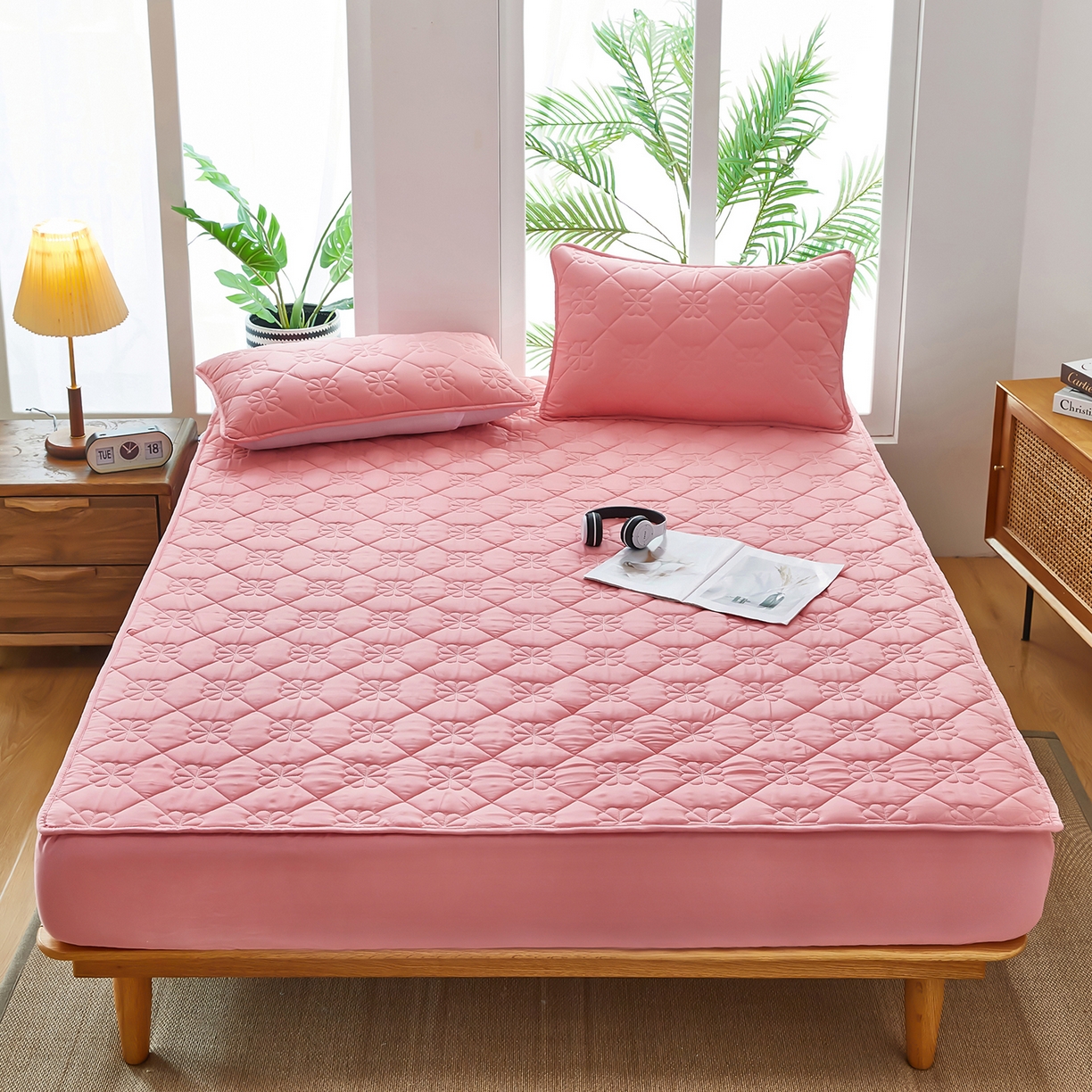 91家纺网 家纺一手货源 找家纺 风蝴蝶 2025新款磨毛夹棉防水床笠跨境电商床垫保护罩隔尿保护套 四叶草-樱花粉