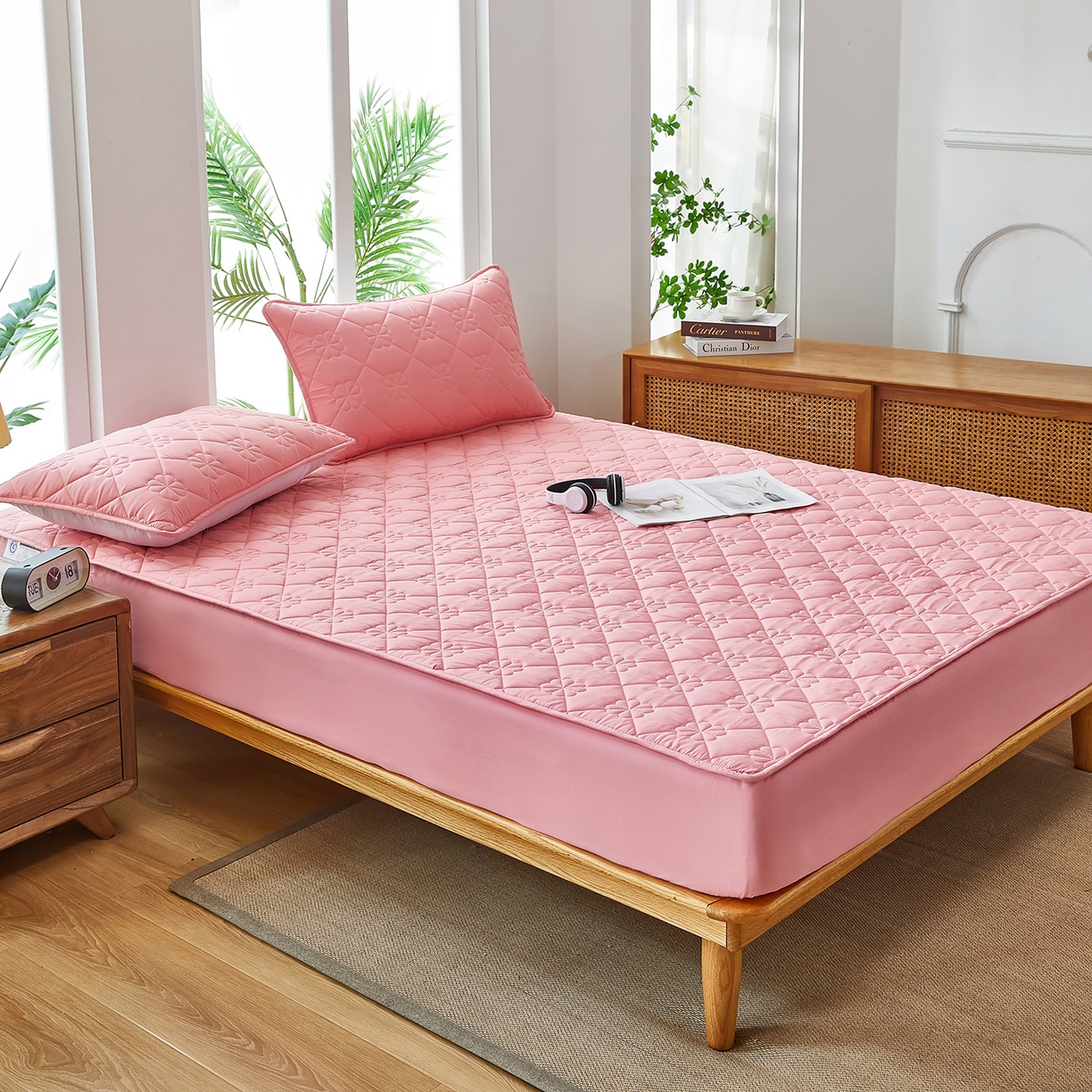 91家纺网 家纺一手货源 找家纺 风蝴蝶 2025新款磨毛夹棉防水床笠跨境电商床垫保护罩隔尿保护套 四叶草-樱花粉