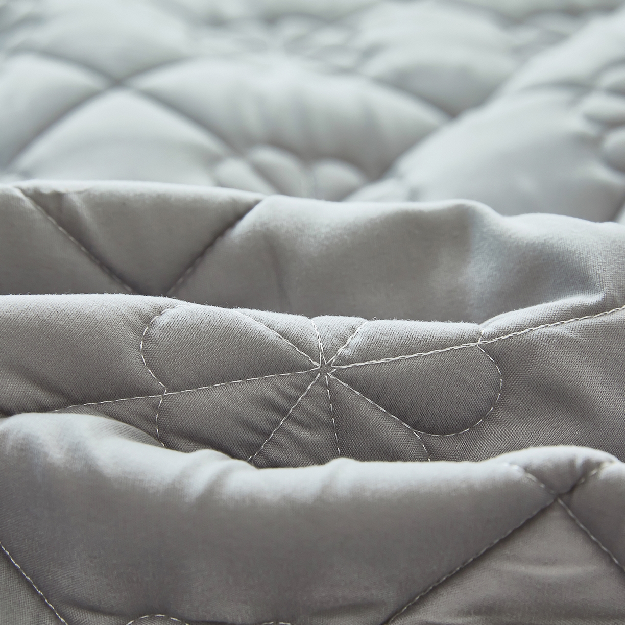 91家纺网 家纺一手货源 找家纺 风蝴蝶 2025新款磨毛夹棉防水床笠跨境电商床垫保护罩隔尿保护套 四叶草-尊贵灰