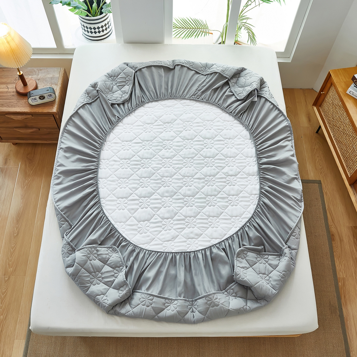 91家纺网 家纺一手货源 找家纺 风蝴蝶 2025新款磨毛夹棉防水床笠跨境电商床垫保护罩隔尿保护套 四叶草-尊贵灰