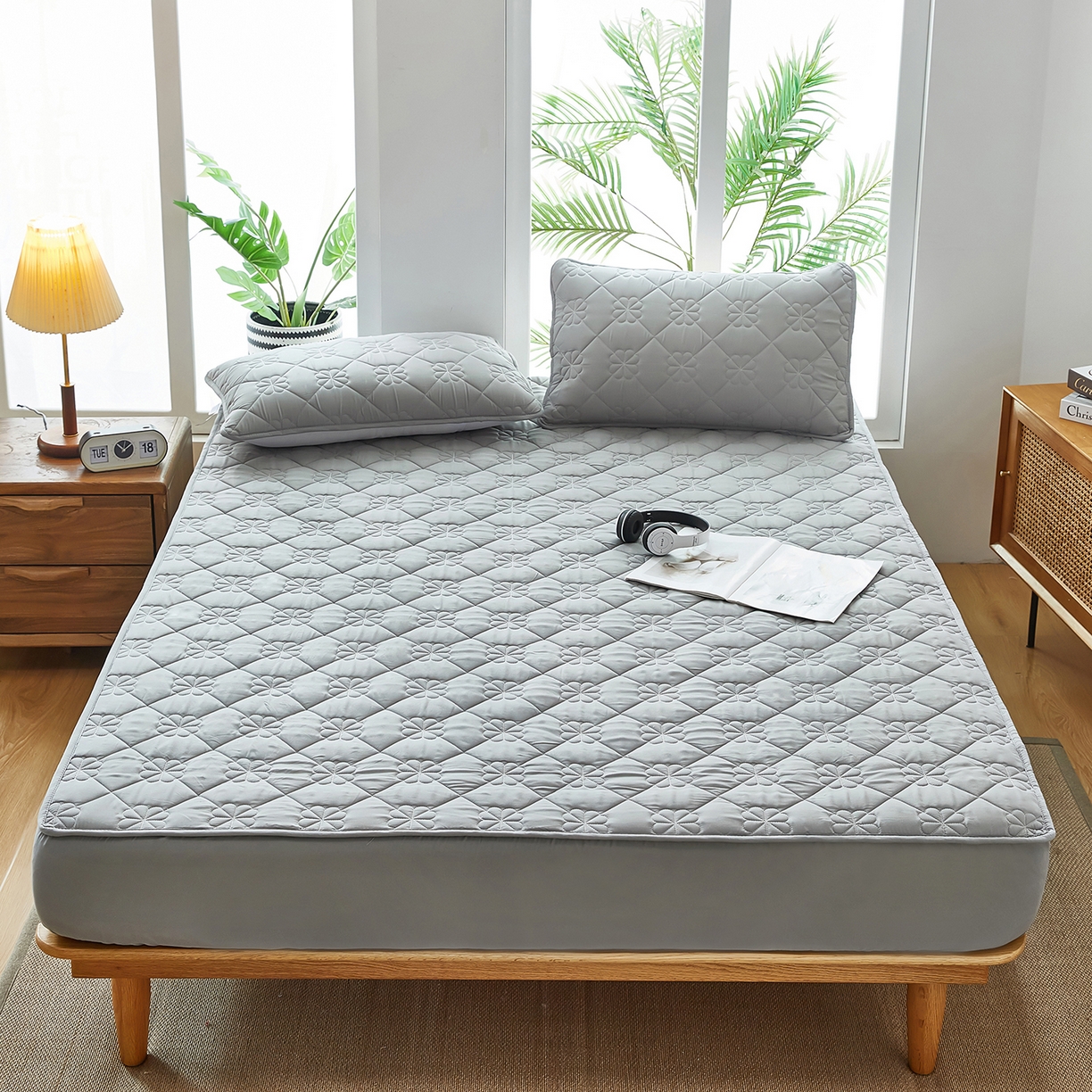 91家纺网 家纺一手货源 找家纺 风蝴蝶 2025新款磨毛夹棉防水床笠跨境电商床垫保护罩隔尿保护套 四叶草-尊贵灰