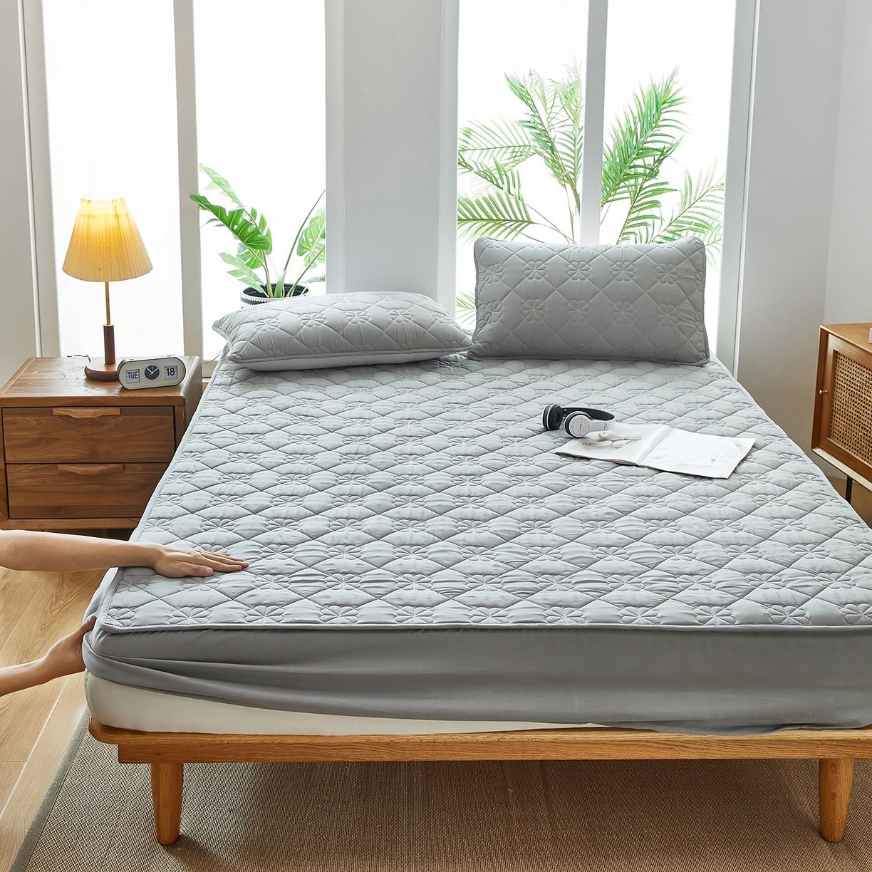 91家纺网 家纺一手货源 找家纺 风蝴蝶 2025新款磨毛夹棉防水床笠跨境电商床垫保护罩隔尿保护套 四叶草-尊贵灰