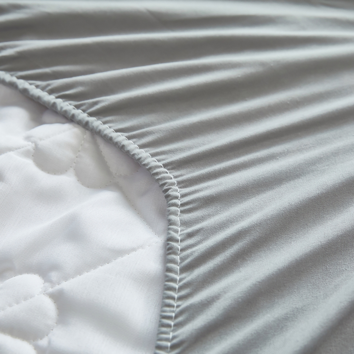 91家纺网 家纺一手货源 找家纺 风蝴蝶 2025新款磨毛夹棉防水床笠跨境电商床垫保护罩隔尿保护套 四叶草-尊贵灰