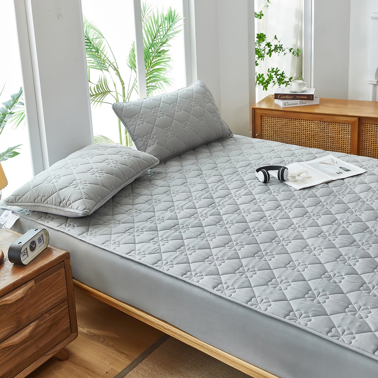 91家纺网 家纺一手货源 找家纺 风蝴蝶 2025新款磨毛夹棉防水床笠跨境电商床垫保护罩隔尿保护套 四叶草-尊贵灰