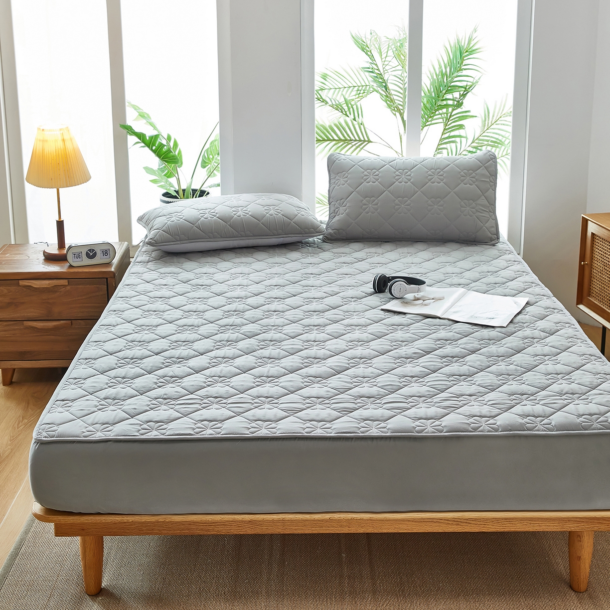 91家纺网 家纺一手货源 找家纺 风蝴蝶 2025新款磨毛夹棉防水床笠跨境电商床垫保护罩隔尿保护套 四叶草-尊贵灰