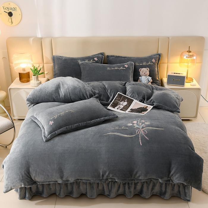 91家纺网 家纺一手货源 找家纺 （总）绣女坊 2025新款高克重牛奶绒刺绣四件套