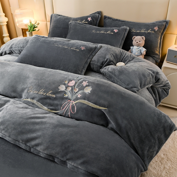 91家纺网 家纺一手货源 找家纺 绣女坊 2025新款高克重牛奶绒刺绣四件套 郁金香-灰