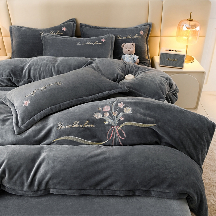 91家纺网 家纺一手货源 找家纺 绣女坊 2025新款高克重牛奶绒刺绣四件套 郁金香-灰