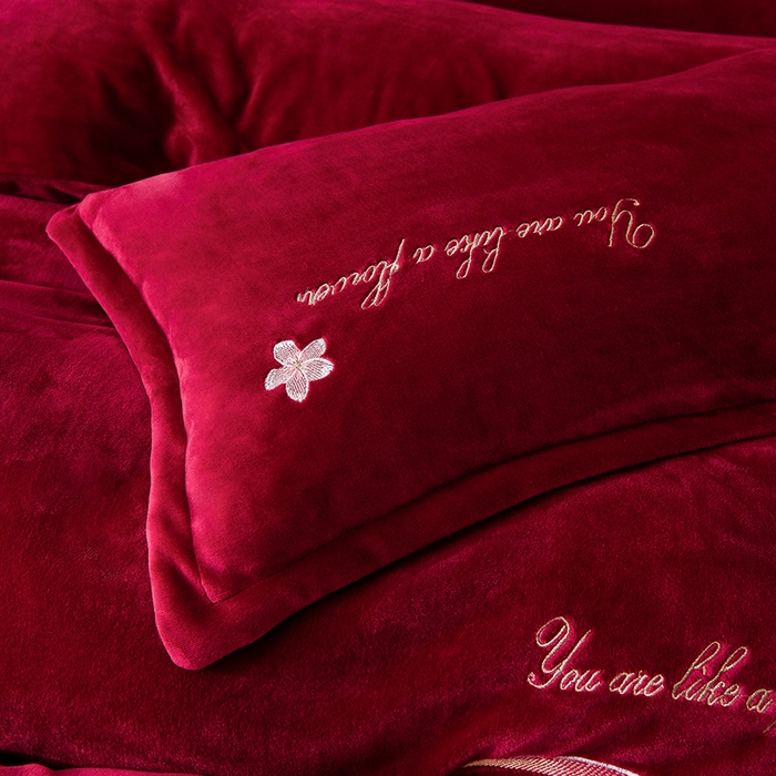 91家纺网 家纺一手货源 找家纺 绣女坊 2025新款高克重牛奶绒刺绣四件套 郁金香-酒红