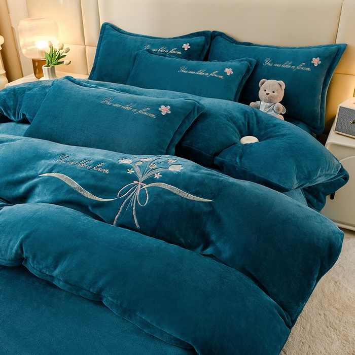 91家纺网 家纺一手货源 找家纺 绣女坊 2025新款高克重牛奶绒刺绣四件套 郁金香-孔雀蓝