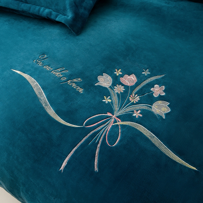 91家纺网 家纺一手货源 找家纺 绣女坊 2025新款高克重牛奶绒刺绣四件套 郁金香-孔雀蓝