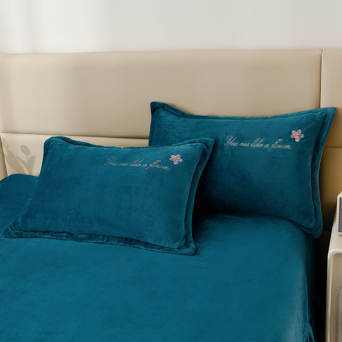 91家纺网 家纺一手货源 找家纺 绣女坊 2025新款高克重牛奶绒刺绣四件套 郁金香-孔雀蓝