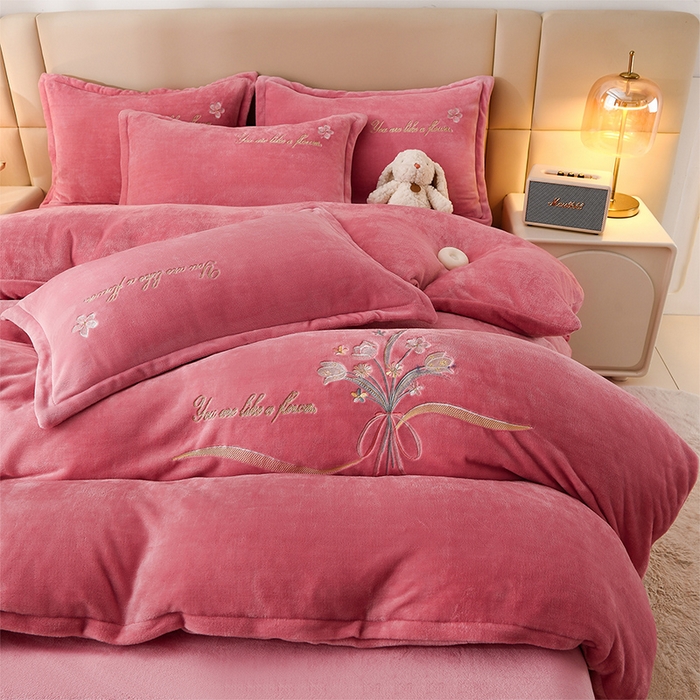 91家纺网 家纺一手货源 找家纺 绣女坊 2025新款高克重牛奶绒刺绣四件套 郁金香-玫粉