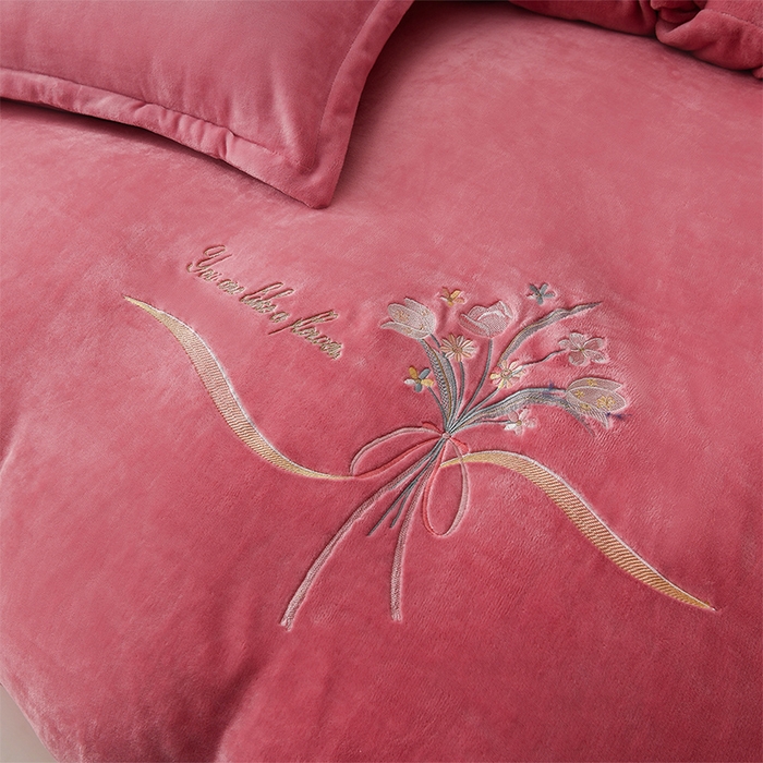 91家纺网 家纺一手货源 找家纺 绣女坊 2025新款高克重牛奶绒刺绣四件套 郁金香-玫粉