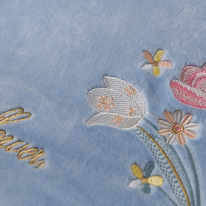 91家纺网 家纺一手货源 找家纺 绣女坊 2025新款高克重牛奶绒刺绣四件套 郁金香-天蓝