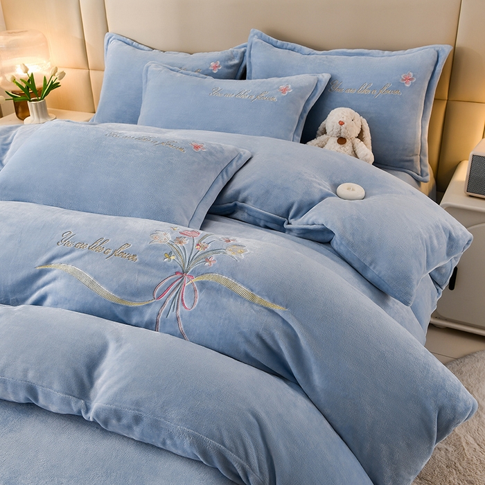 91家纺网 家纺一手货源 找家纺 绣女坊 2025新款高克重牛奶绒刺绣四件套 郁金香-天蓝