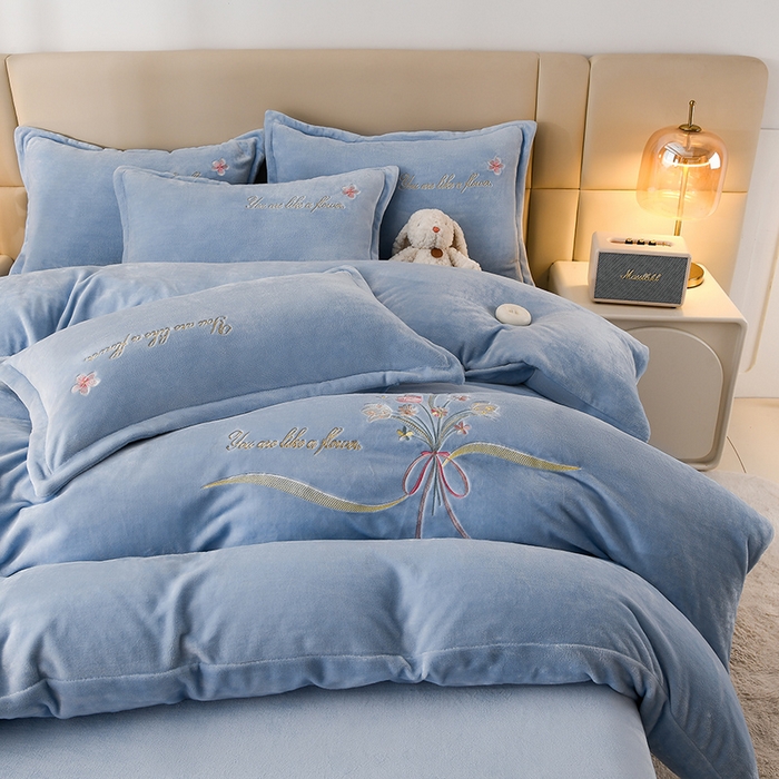 91家纺网 家纺一手货源 找家纺 绣女坊 2025新款高克重牛奶绒刺绣四件套 郁金香-天蓝
