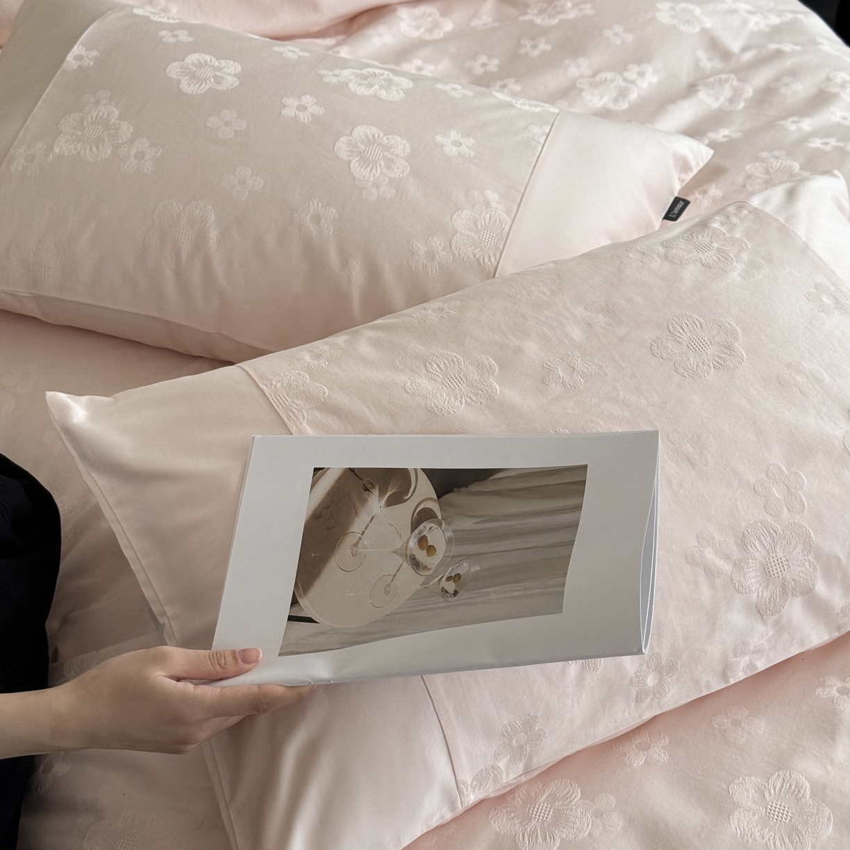 91家纺网 家纺一手货源 找家纺 鹿班家居 2025秋冬款云感超柔厚织提花浮雕系列-溪畔拾星 溪畔拾星-粉色（标准会员-20）