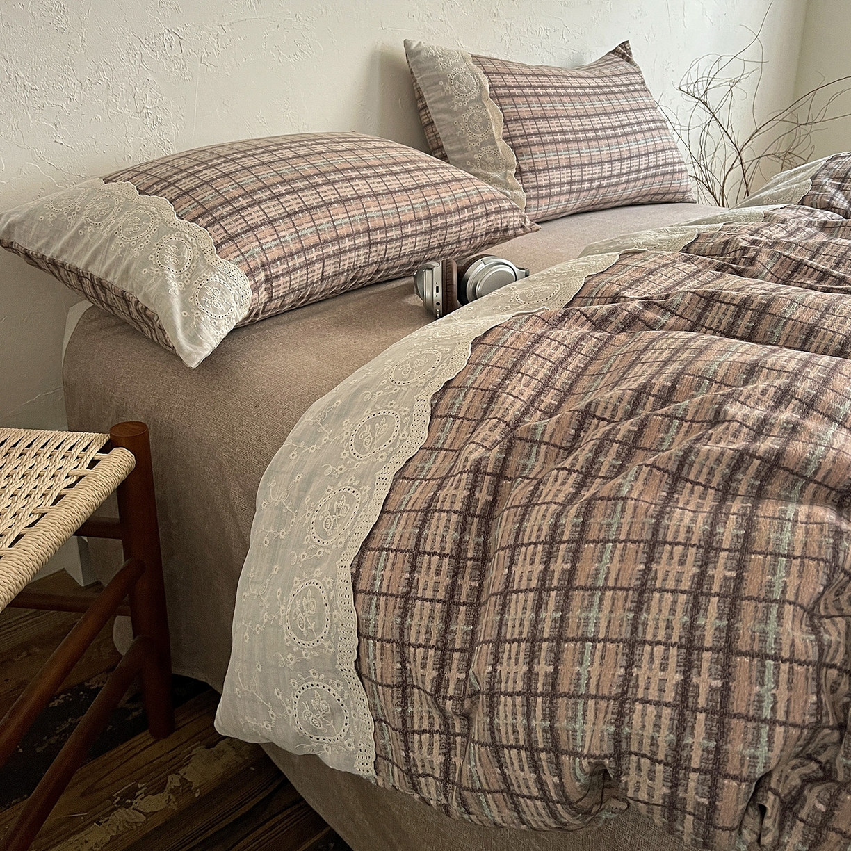 91家纺网 家纺一手货源 找家纺 典曼家纺 2025秋冬新品A类高克重亚麻复古花边侘寂风原麻四件套  茶巷