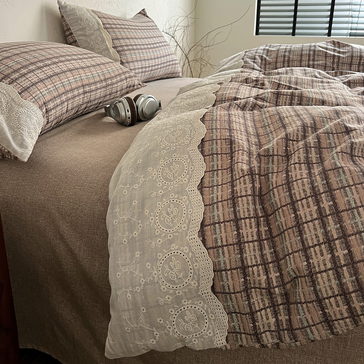 91家纺网 家纺一手货源 找家纺 典曼家纺 2025秋冬新品A类高克重亚麻复古花边侘寂风原麻四件套  茶巷