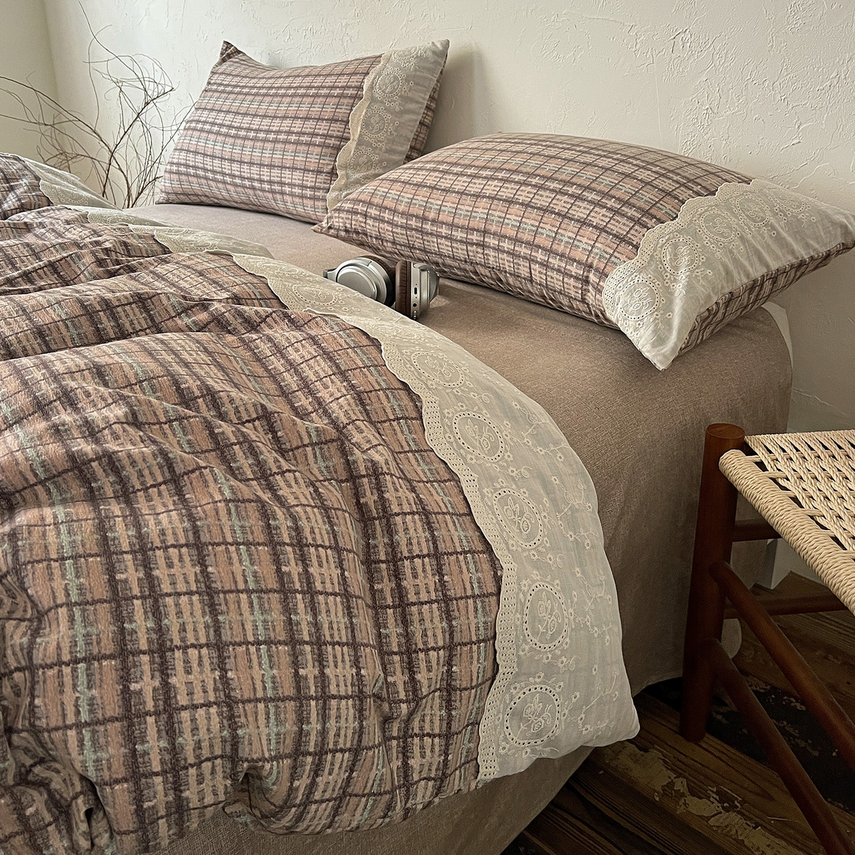 91家纺网 家纺一手货源 找家纺 典曼家纺 2025秋冬新品A类高克重亚麻复古花边侘寂风原麻四件套  茶巷