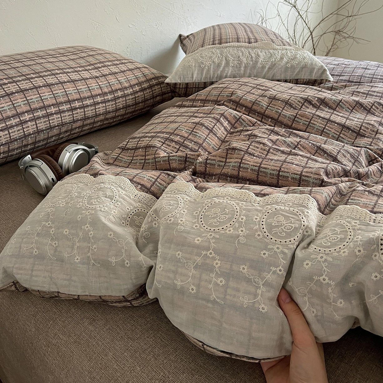 91家纺网 家纺一手货源 找家纺 典曼家纺 2025秋冬新品A类高克重亚麻复古花边侘寂风原麻四件套  茶巷