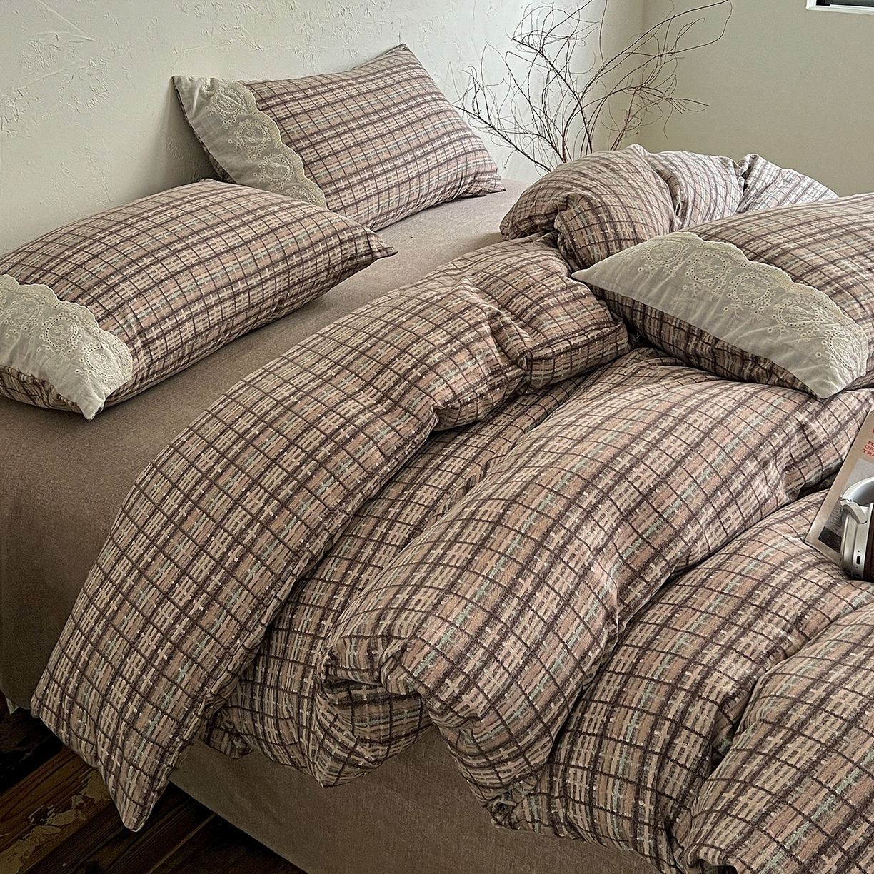 91家纺网 家纺一手货源 找家纺 典曼家纺 2025秋冬新品A类高克重亚麻复古花边侘寂风原麻四件套  茶巷