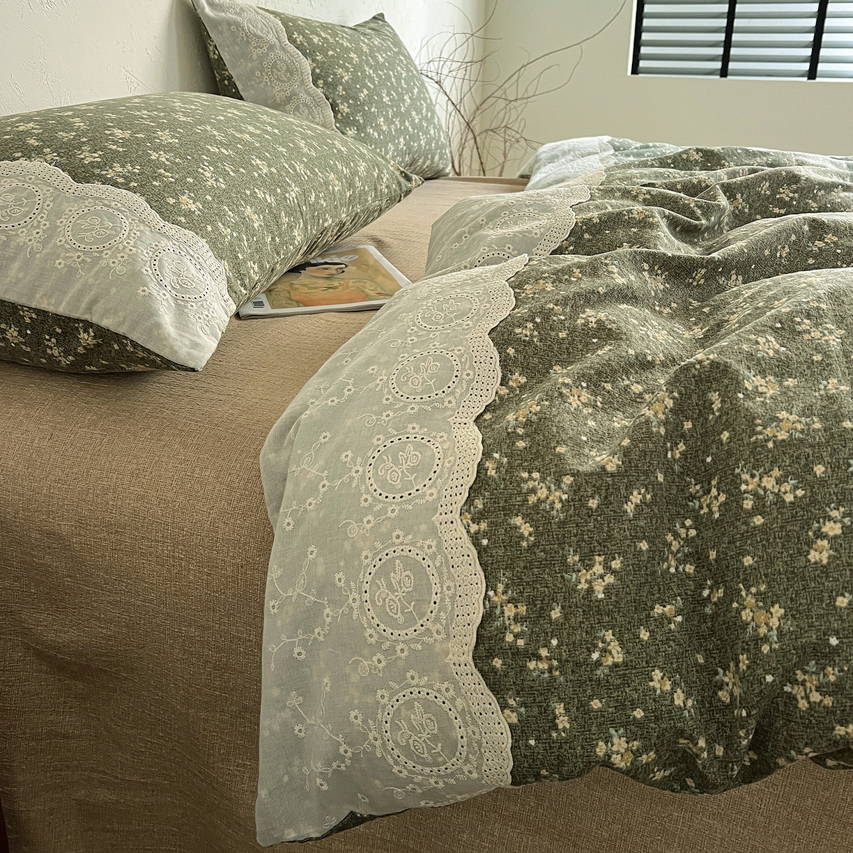 91家纺网 家纺一手货源 找家纺 典曼家纺 2025秋冬新品A类高克重亚麻复古花边侘寂风原麻四件套  茉莉-亚绿