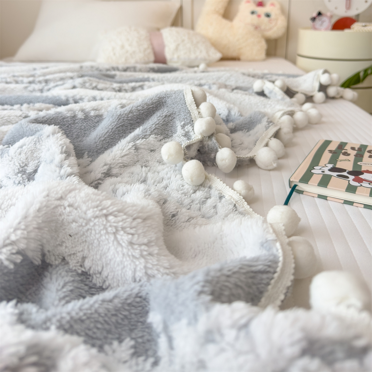 91家纺网 家纺一手货源 找家纺 丝幔家纺 2025新款星绒梦语毛球多功能毛毯毯子-森语雪球 森语雪球 暖灰