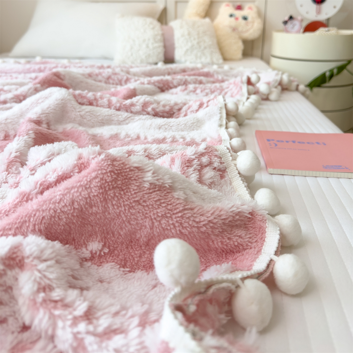 91家纺网 家纺一手货源 找家纺 丝幔家纺 2025新款星绒梦语毛球多功能毛毯毯子-森语雪球 森语雪球 樱花粉
