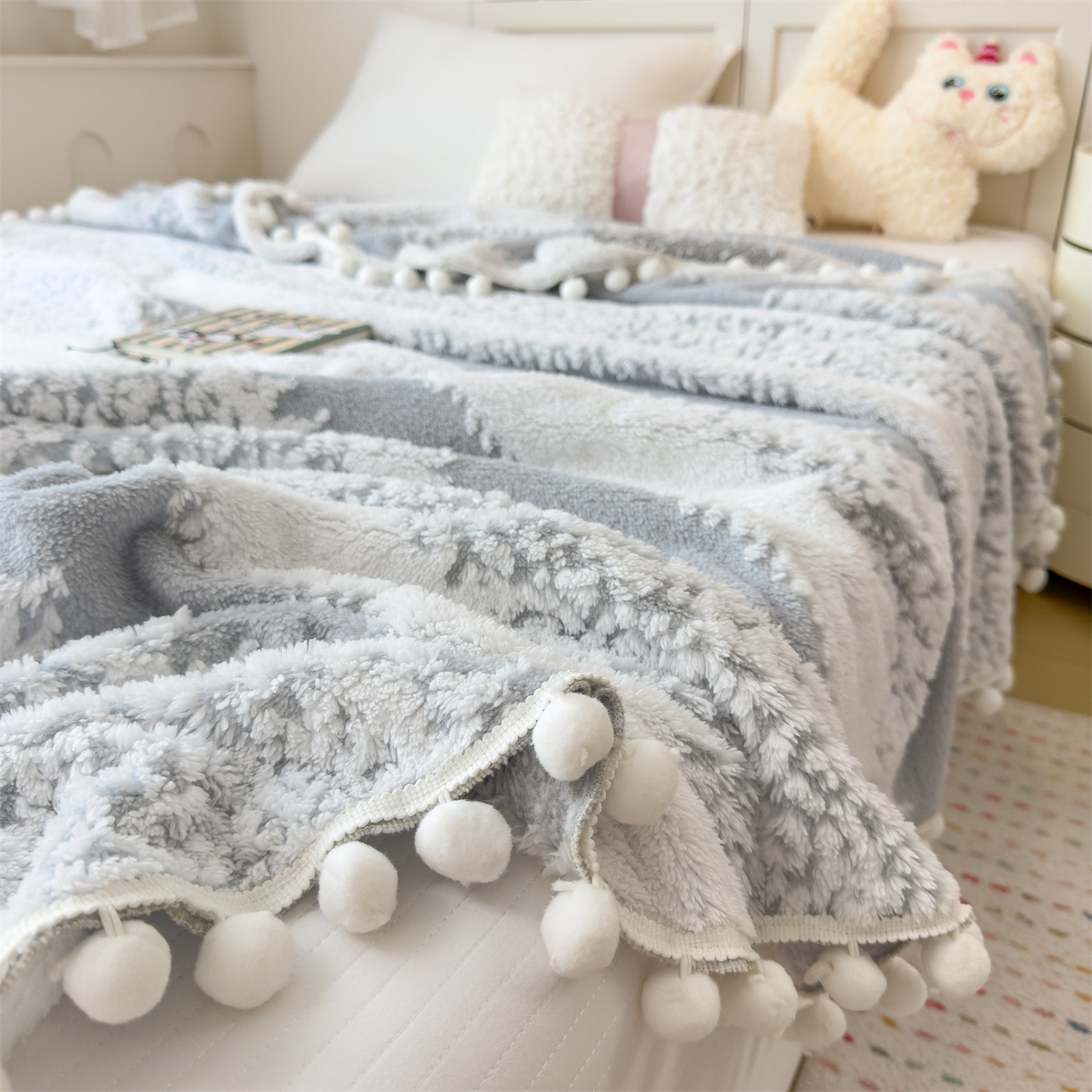 91家纺网 家纺一手货源 找家纺 丝幔家纺 2025新款星绒梦语毛球多功能毛毯毯子-森语雪球 森语雪球 暖灰