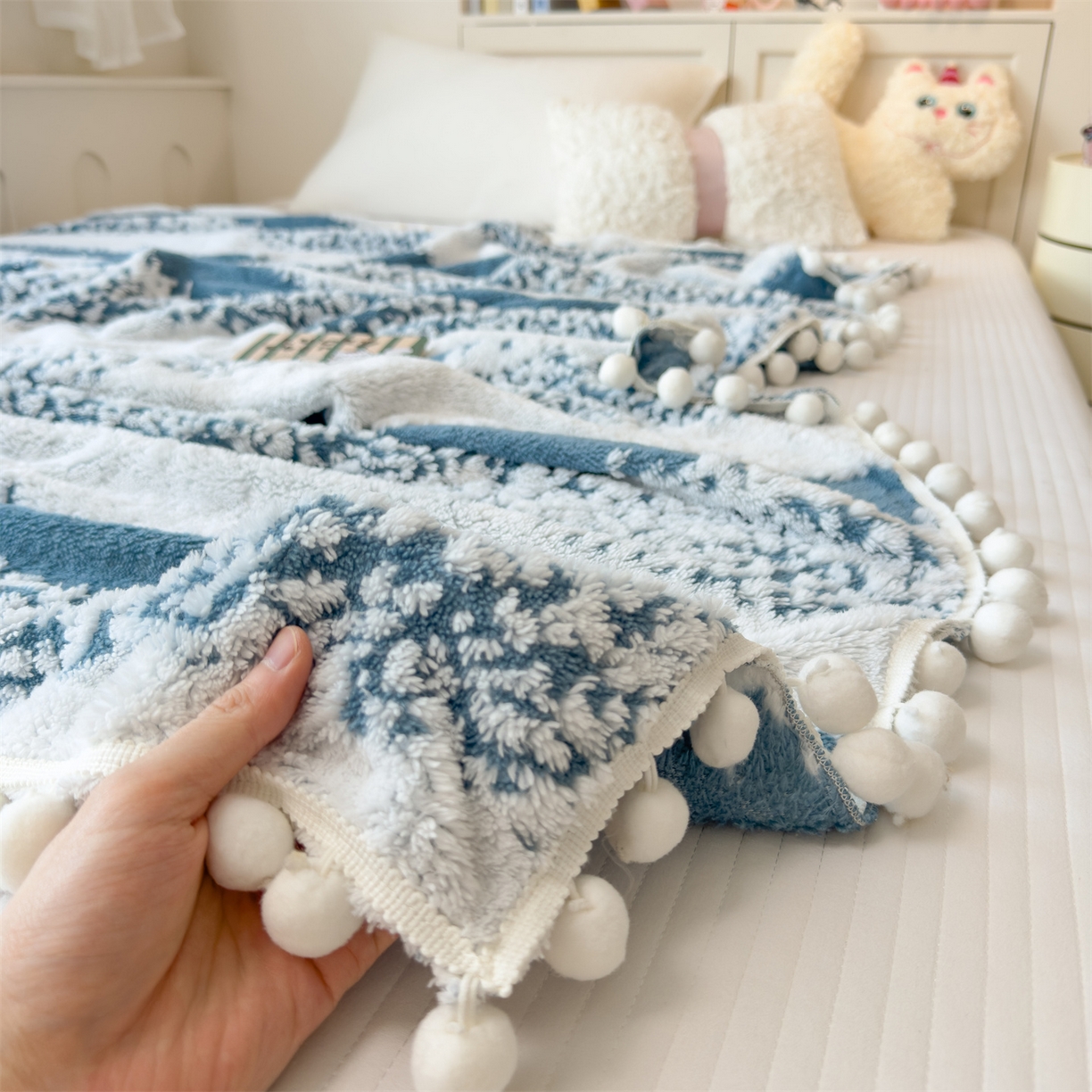 91家纺网 家纺一手货源 找家纺 丝幔家纺 2025新款星绒梦语毛球多功能毛毯毯子-森语雪球 森语雪球 冰蓝