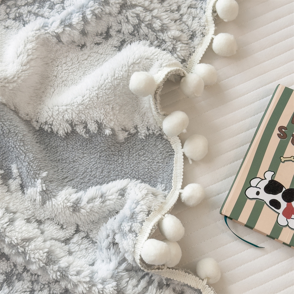 91家纺网 家纺一手货源 找家纺 丝幔家纺 2025新款星绒梦语毛球多功能毛毯毯子-森语雪球 森语雪球 暖灰