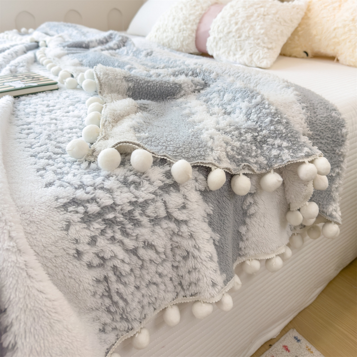 91家纺网 家纺一手货源 找家纺 丝幔家纺 2025新款星绒梦语毛球多功能毛毯毯子-森语雪球 森语雪球 暖灰