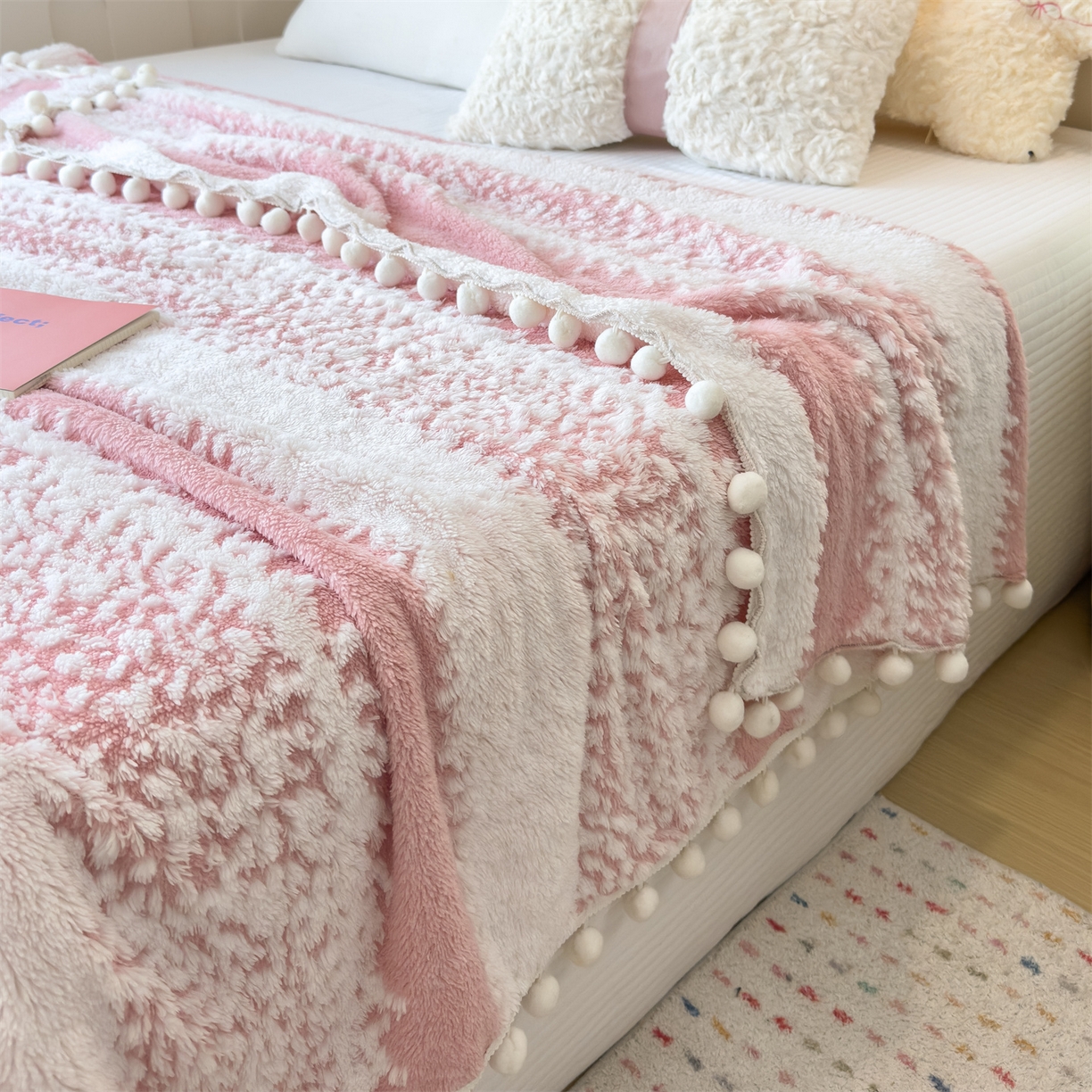 91家纺网 家纺一手货源 找家纺 丝幔家纺 2025新款星绒梦语毛球多功能毛毯毯子-森语雪球 森语雪球 樱花粉