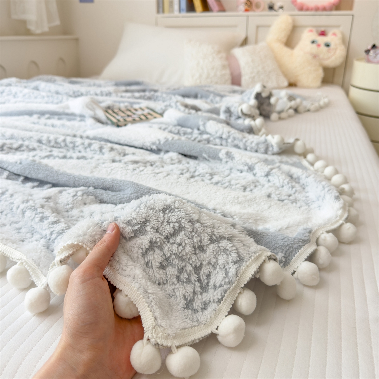 91家纺网 家纺一手货源 找家纺 丝幔家纺 2025新款星绒梦语毛球多功能毛毯毯子-森语雪球 森语雪球 暖灰