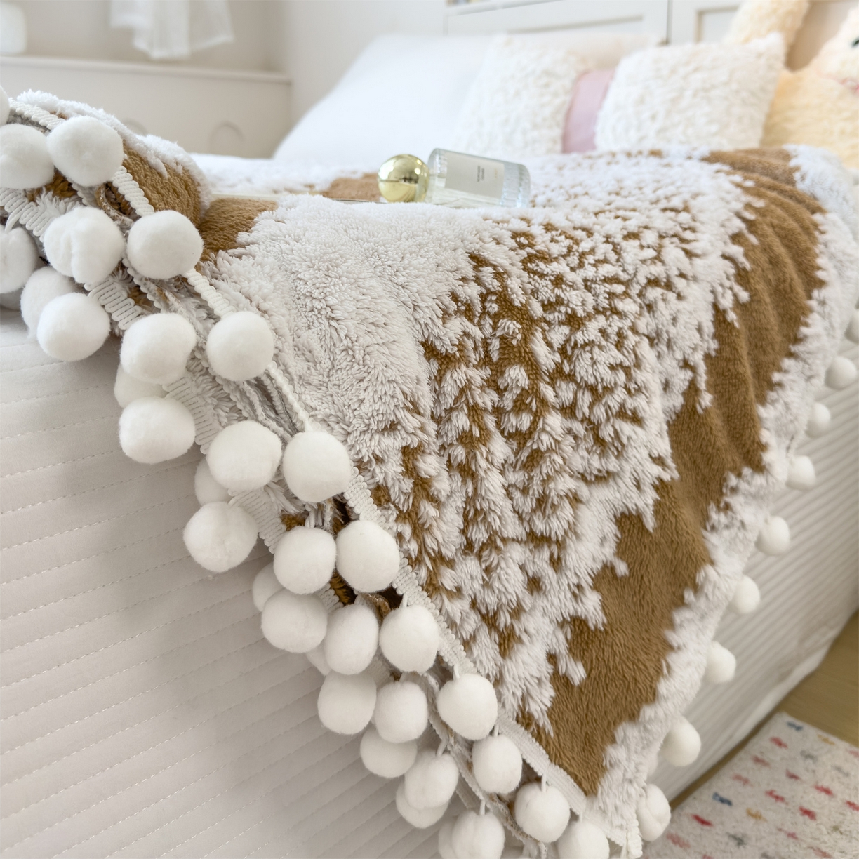 91家纺网 家纺一手货源 找家纺 丝幔家纺 2025新款星绒梦语毛球多功能毛毯毯子-森语雪球 森语雪球 焦糖