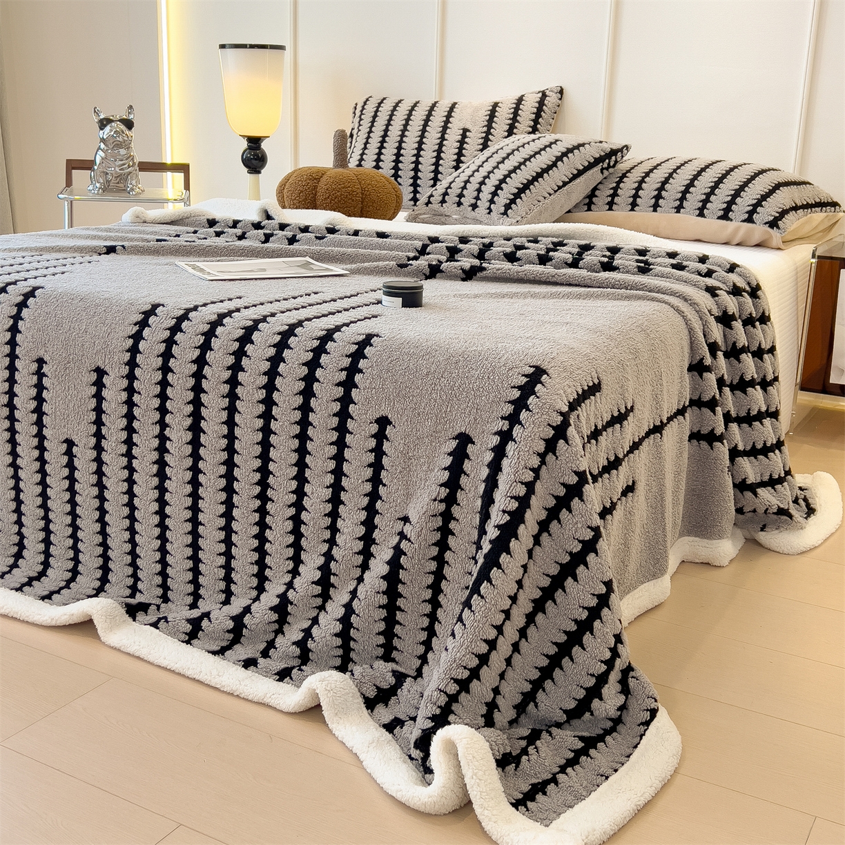 91家纺网 家纺一手货源 找家纺 丝幔家纺 2025新款云杉绒加厚保暖多功能毛毯毯子 杉影毯 银灰