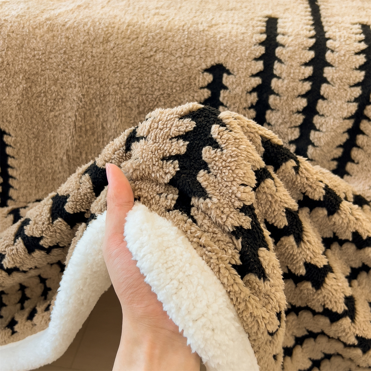 91家纺网 家纺一手货源 找家纺 丝幔家纺 2025新款云杉绒加厚保暖多功能毛毯毯子 杉影毯 咖啡